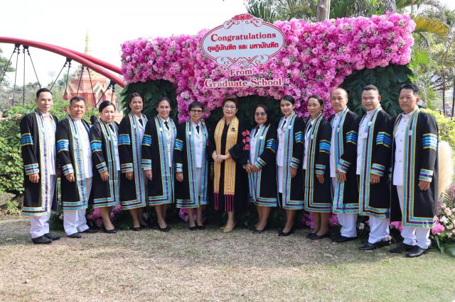 1. ดุษฎีบัณฑิตและมหาบัณฑิตเข้าร่วมพิธีซ้อมรับและรับพระราชทานปริญญาบัตร ประจำปีการศึกษา 2560-2563