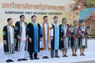 2. ดุษฎีบัณฑิตและมหาบัณฑิตเข้าร่วมพิธีซ้อมรับและรับพระราชทานปริญญาบัตร ประจำปีการศึกษา 2560-2563