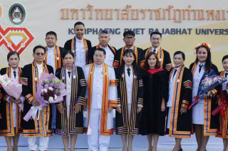 6. ดุษฎีบัณฑิตและมหาบัณฑิตเข้าร่วมพิธีซ้อมรับและรับพระราชทานปริญญาบัตร ประจำปีการศึกษา 2560-2563