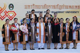 9. ดุษฎีบัณฑิตและมหาบัณฑิตเข้าร่วมพิธีซ้อมรับและรับพระราชทานปริญญาบัตร ประจำปีการศึกษา 2560-2563