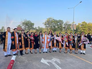 16. ดุษฎีบัณฑิตและมหาบัณฑิตเข้าร่วมพิธีซ้อมรับและรับพระราชทานปริญญาบัตร ประจำปีการศึกษา 2560-2563